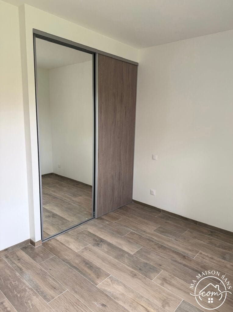 chambre ou bureau où onpeut voir le placard encastré avec doubles porte coulissantes