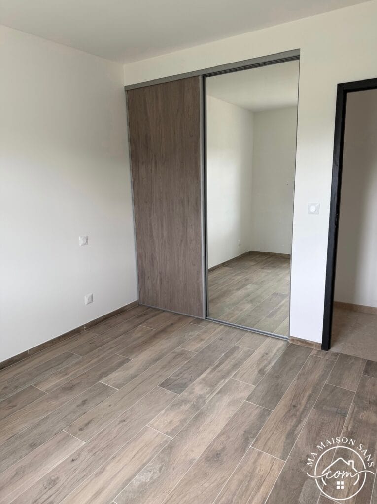 chambre ou l'on voit le placard encastré avec porte coulissantes.