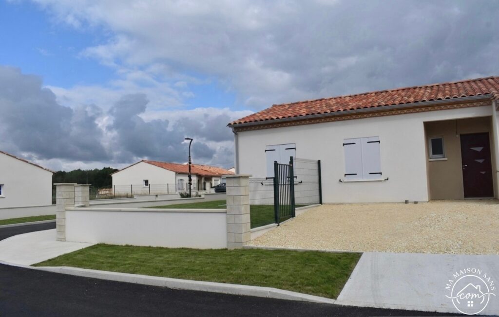 façade entrée avec vue sur la porte d'entrée rouge une partie du jardin