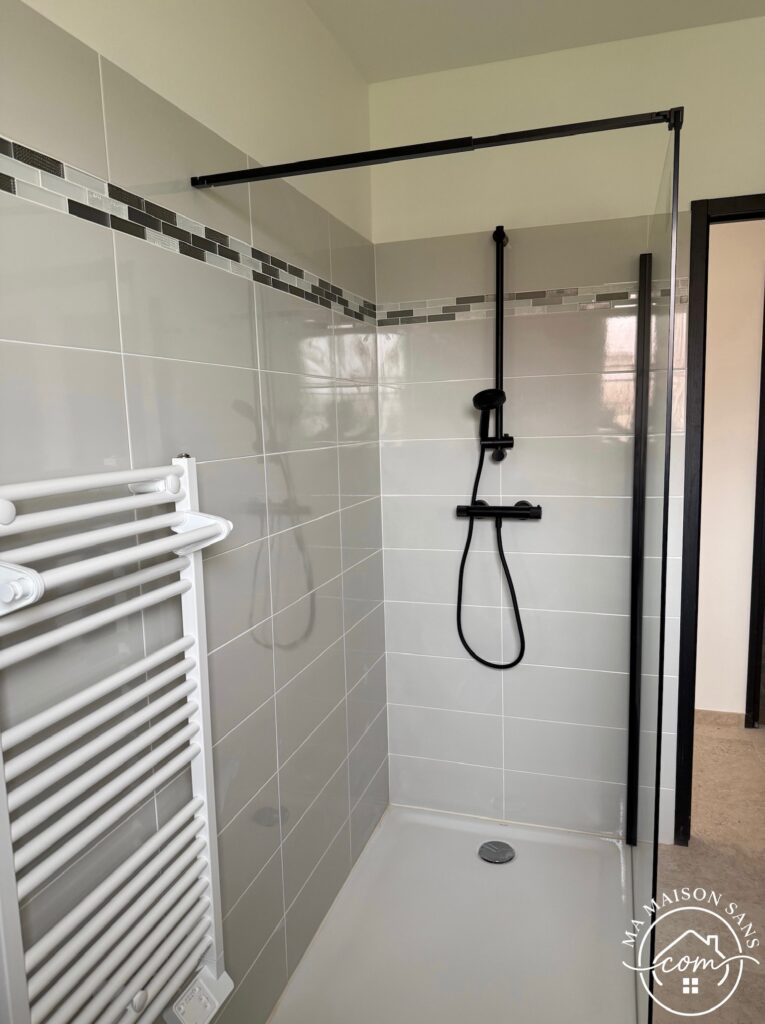 douche à l'italienne avec mitigeur noir.