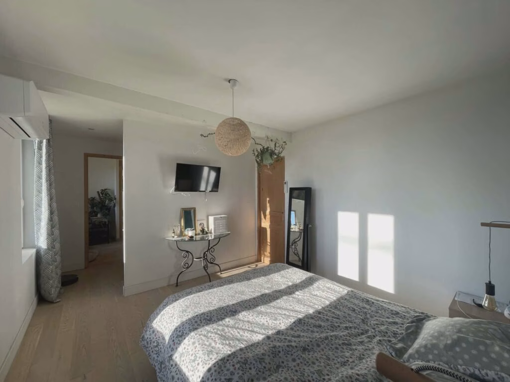 Nérigean Sans Frais d'agence direct propriétaire. Chambre parentale maison en pierres.