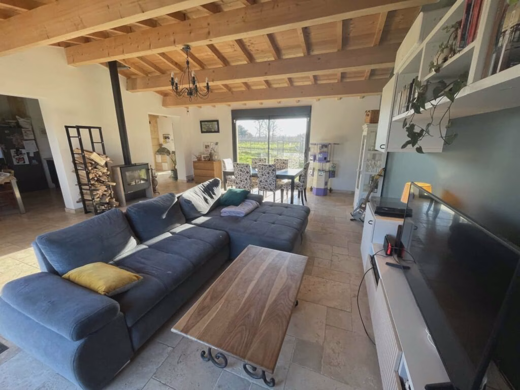 Vu sur la salle à manger du salon, maison en pierre, Nérigean Sans Frais d'agence direct propriétaire.