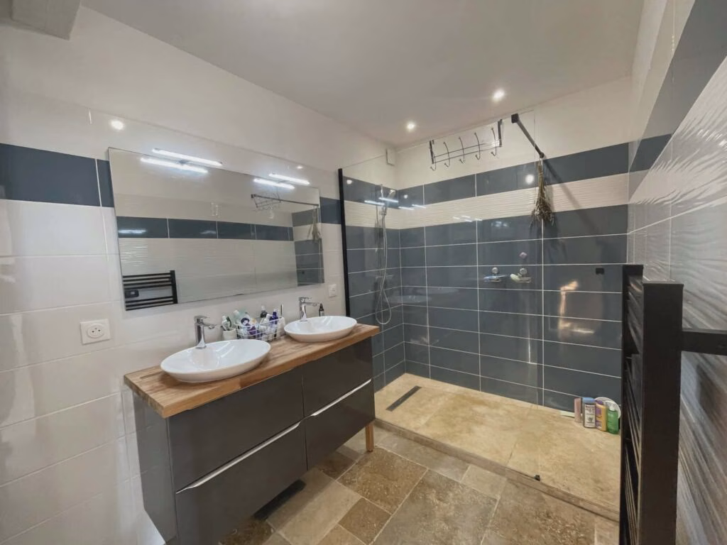 Salle d'eau maison en pierre Nérigean Sans Frais d'agence direct propriétaire.