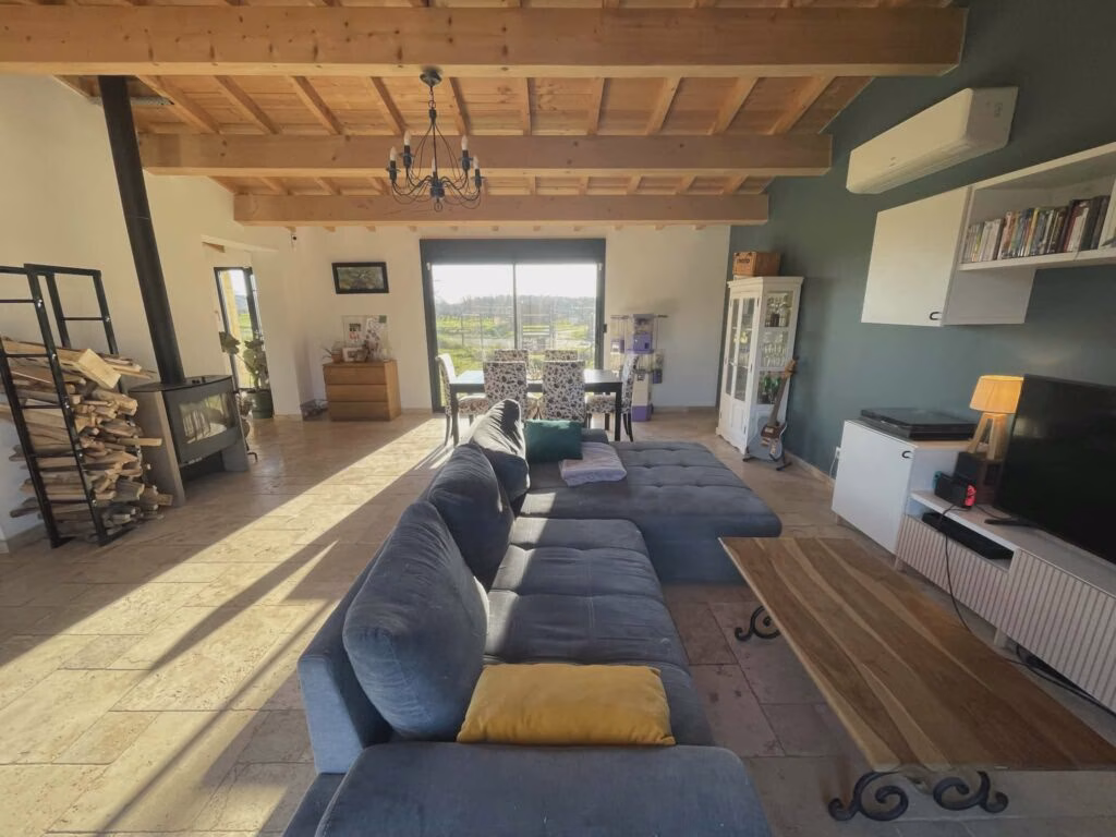 Salon vu sur la salle à manger, maison en pierre, Nérigean Sans Frais d'agence direct propriétaire.