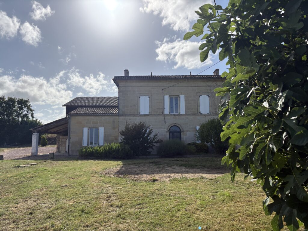 Puisseguin maison en pierre girondine.