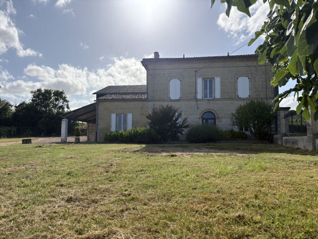 À Puisseguin maison en pierre de gironde.