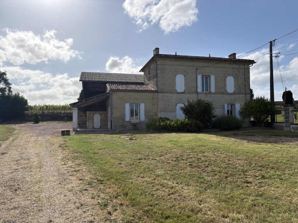 Maison en pierre Puisseguin vue du jardin.