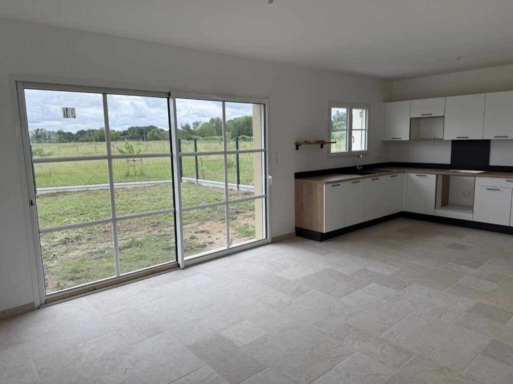 piece de la maison représentant une cuisine et une partie de la salle à manger d'une maison aux Artigues de Lussac 33570.