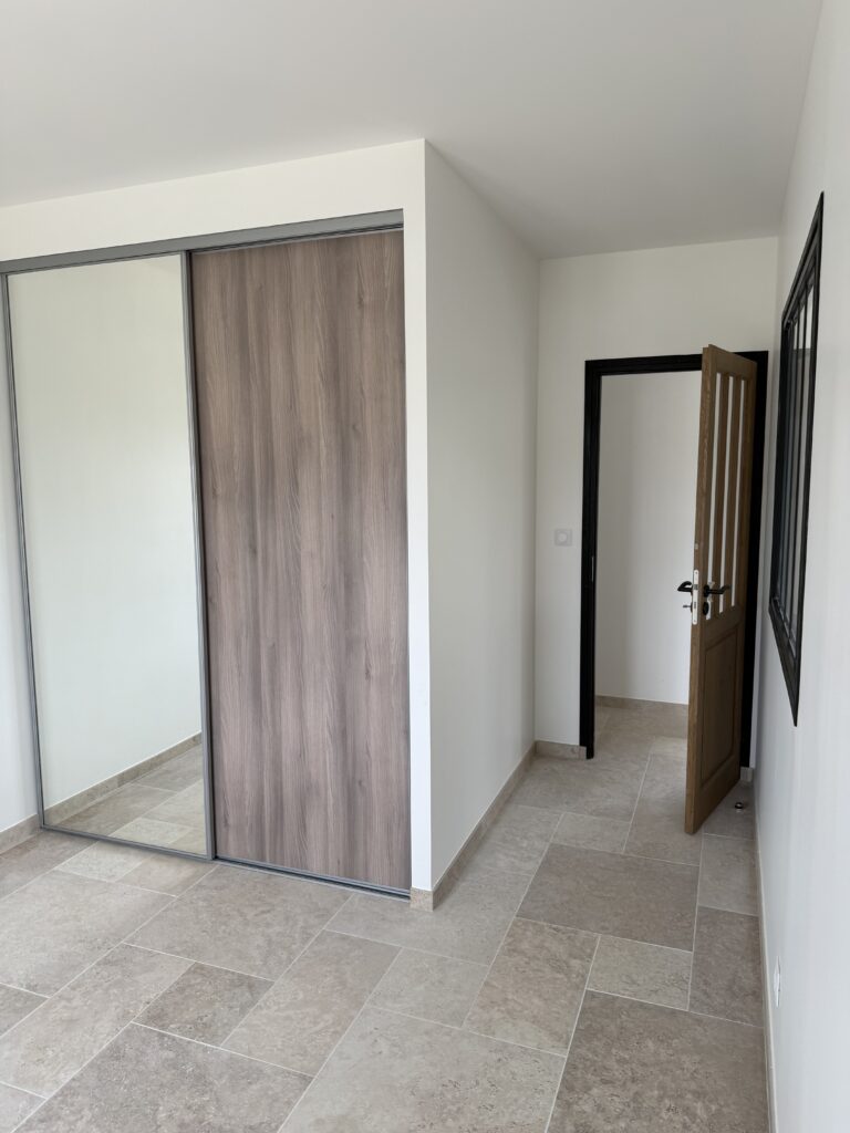 pièce pouvant servir de bureau, avec placard coulissant et une verrière sur le mur aux Artigues de Lussac 33570.
