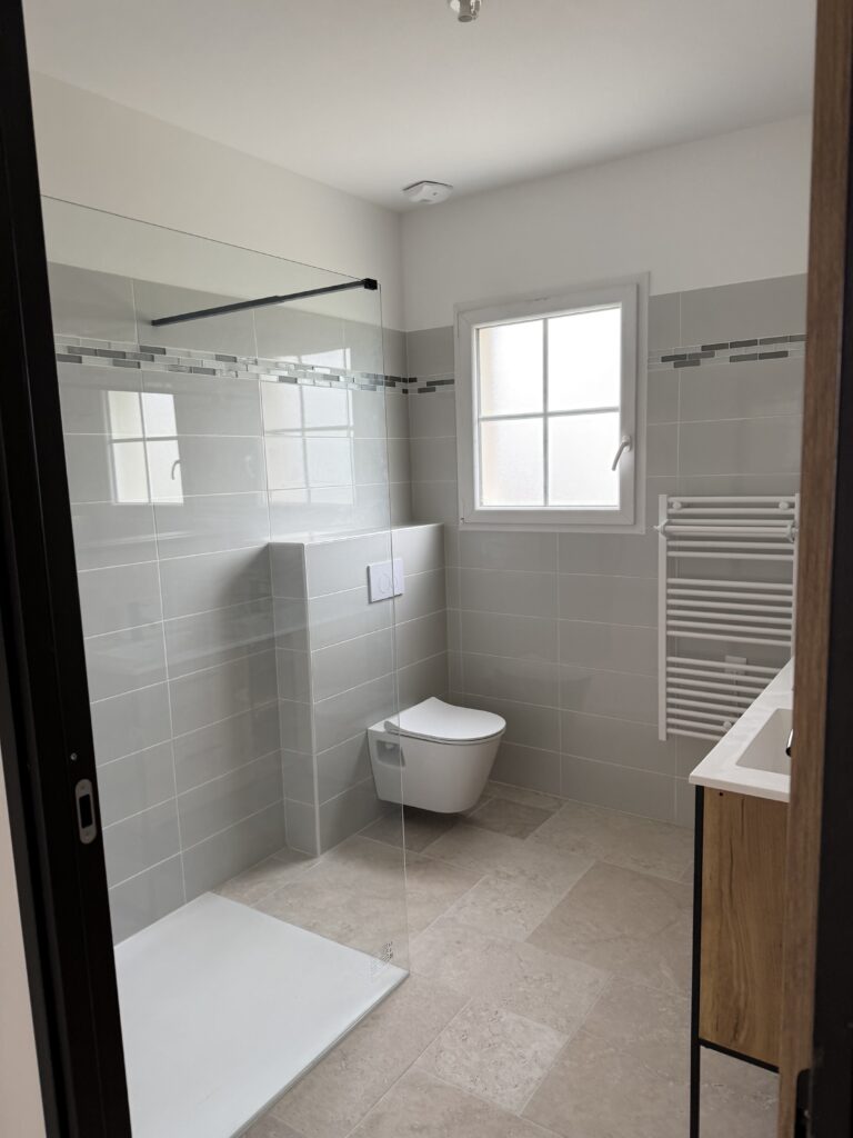 Salle d'eau vue sur la douche et les WC, Les Artigues de Lussac 33570.