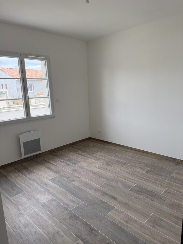 Chambre soit parentale soit enfant à choisir, sur un sol imiatation parquet, Les Artigues de Lussac 33570.